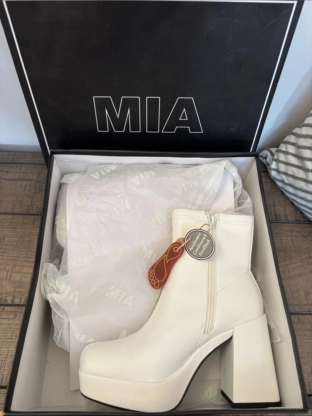 NWT MIA White Ilia Platform Chunky Heel Ankle Boots Size 6